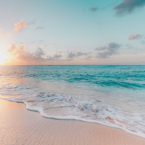 Praia tropical de águas azuis, um dos destinos das excursões